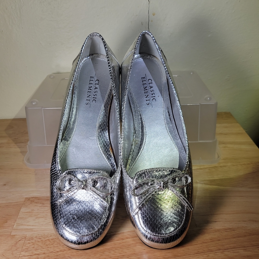 Womans Classic Elements Silver Faux Snakeskin Loafer Size 9